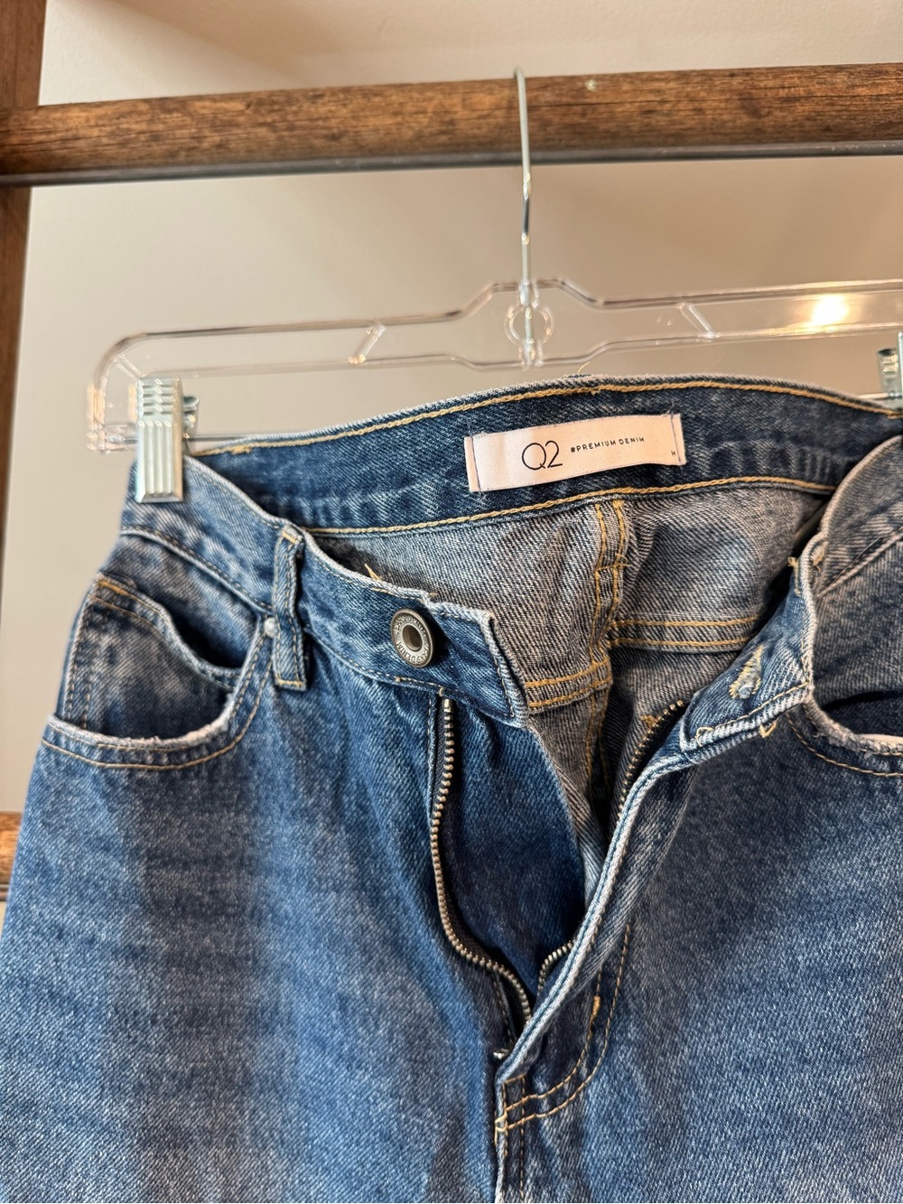 Q2 Women's Straight Leg Jeans in Medium Blue